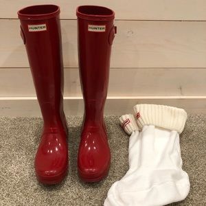 Hunter original tall gloss rain boots red w/ socks
